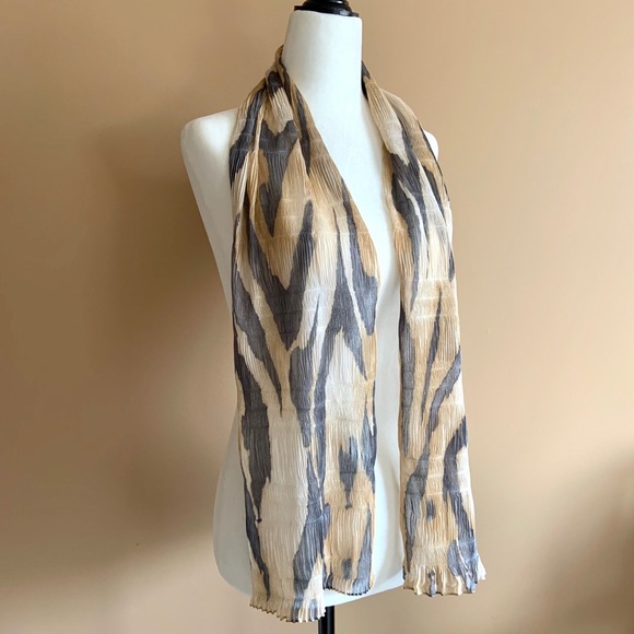 Stylized tiger stripe pleated scarf - Picture 3 of 5